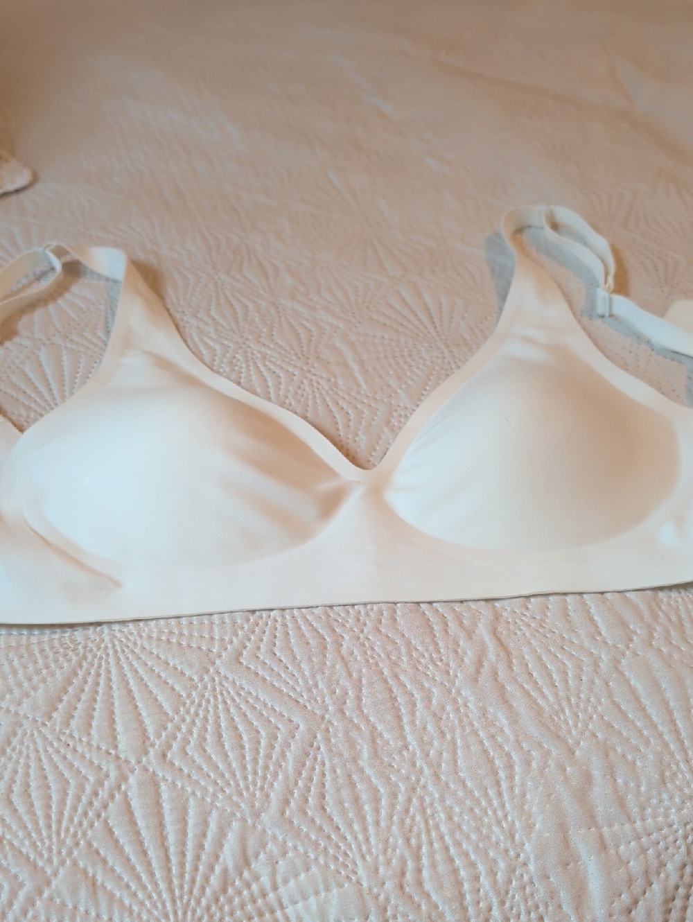 Seamless White Wireless Bra - Comfortable Everyday Support